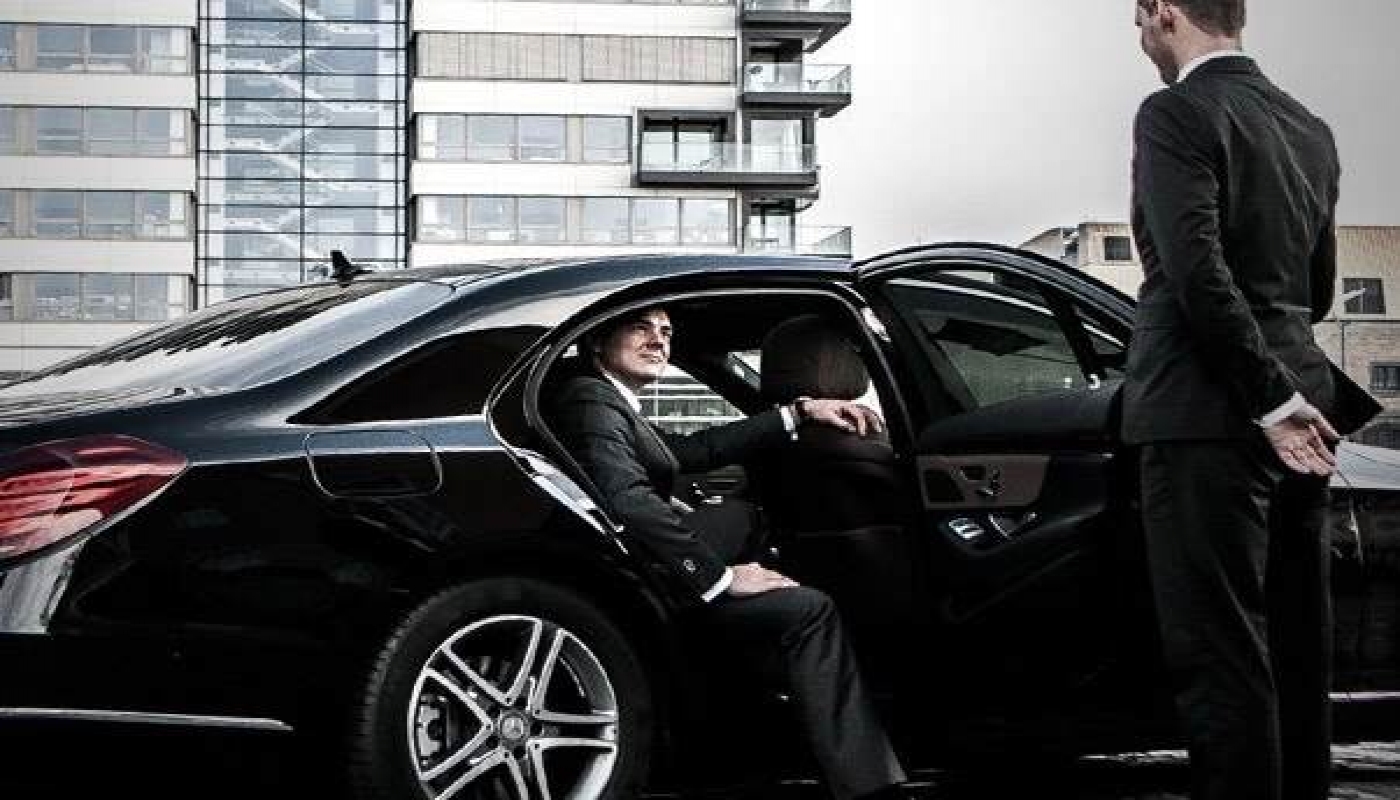 TACVale, profesyonel vale ve özel şoför hizmetleriyle güvenli, konforlu ve hızlı çözümler sunar. Kurumsal ve bireysel müşteriler için her zaman yanınızda.